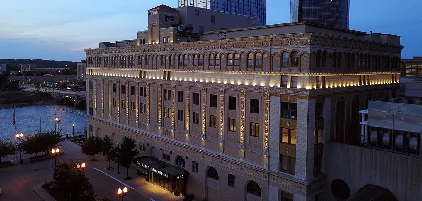 安利酒店管理公司(AHC)委托乐虎游戏管理参展商大厦, 这座八层商业办公楼已被列入国家史迹名录.