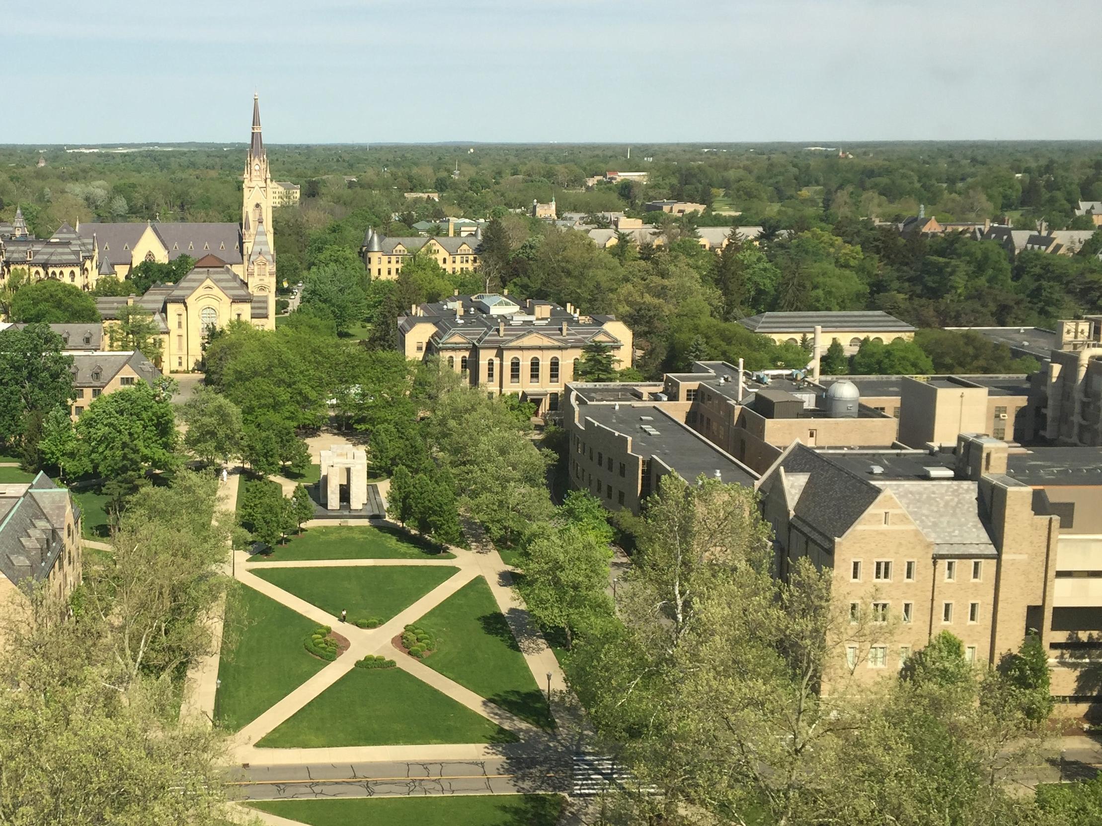 Bradley Company自2012年起担任University of Notre Dame的物业经理, 最初管理教职员工的校外单户出租房屋和访问教职员工的校内公寓.