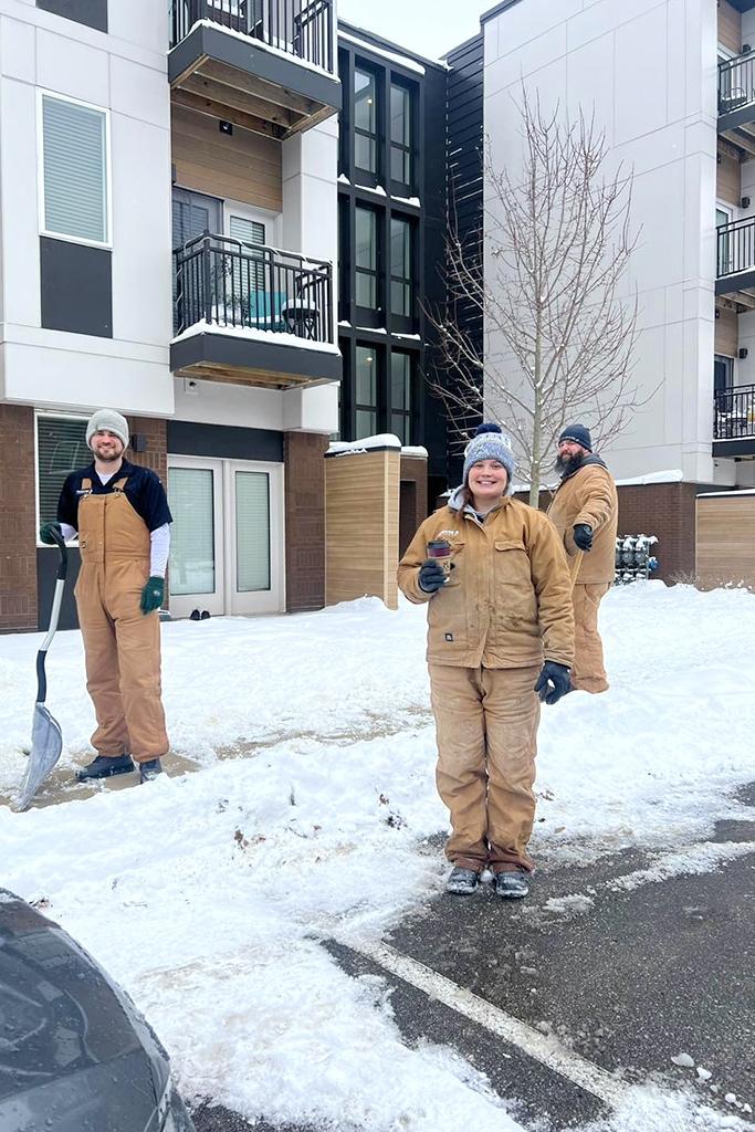 乐虎游戏物业管理人员在大景公寓进行除雪工作 & 印第安纳州格兰杰的联排别墅
